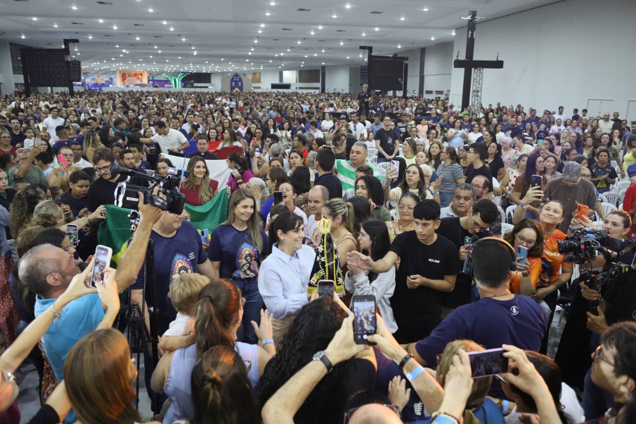 Segundo dia do CRESCER é marcado por entronização de Nossa Senhora Aparecida e Santa Missa presidida pelo Bispo de Caruaru, Dom José Ruy