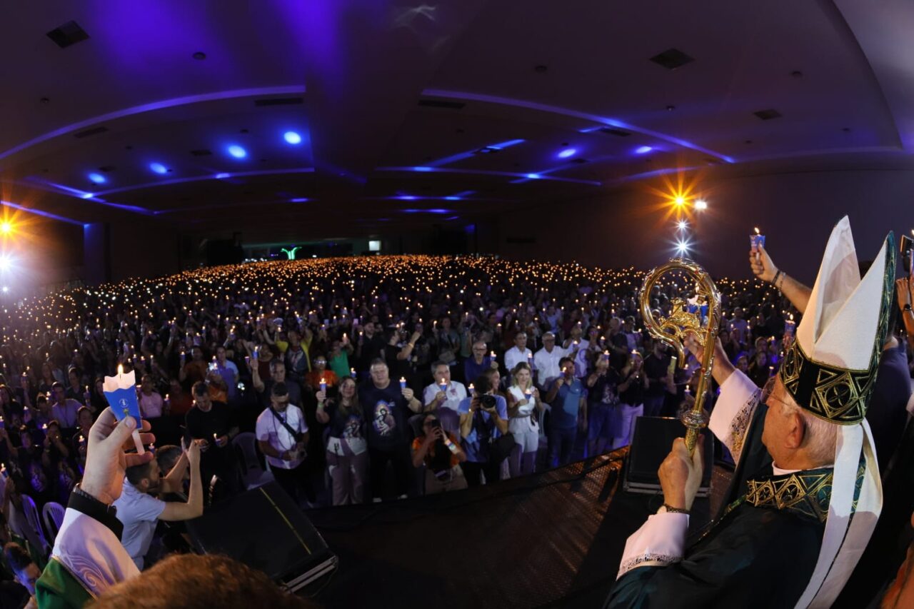 Encerramento do CRESCER registra público recorde em noite de consagração da Diocese de Campina Grande a São Miguel Arcanjo e bênção das famílias