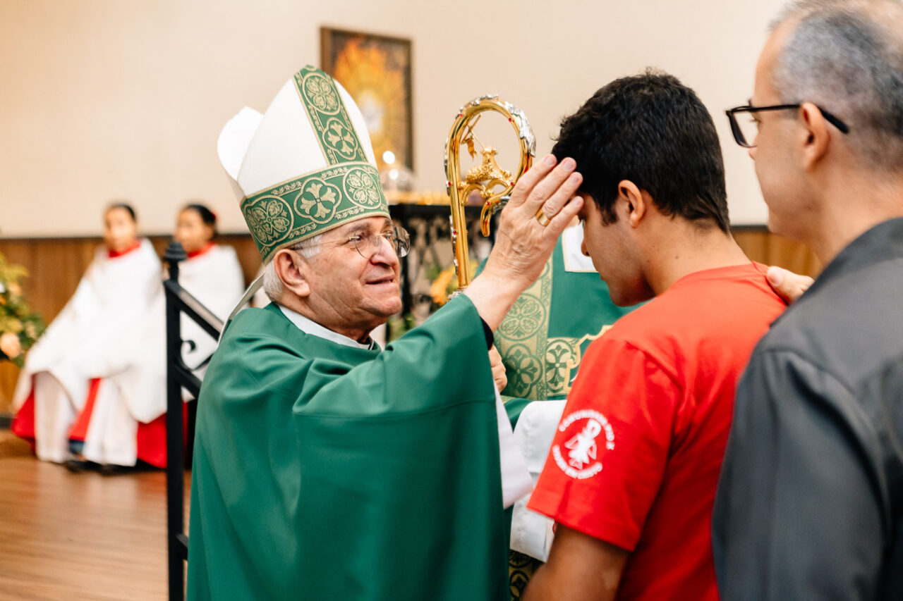Comunidade de São Pio X celebra Sacramento do Crisma de 33 jovens e adultos Comunidade de São Pio X celebra Sacramento do Crisma de 33 jovens e adultos